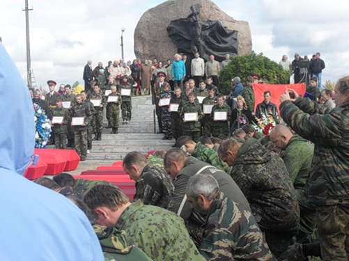 Прогноз погоды в озерном духовщинский смоленская. Озёрный Смоленская область Духовщинский район. Поселок Озерный Смоленская область памятник. Памятник в Озерном Духовщинский район.