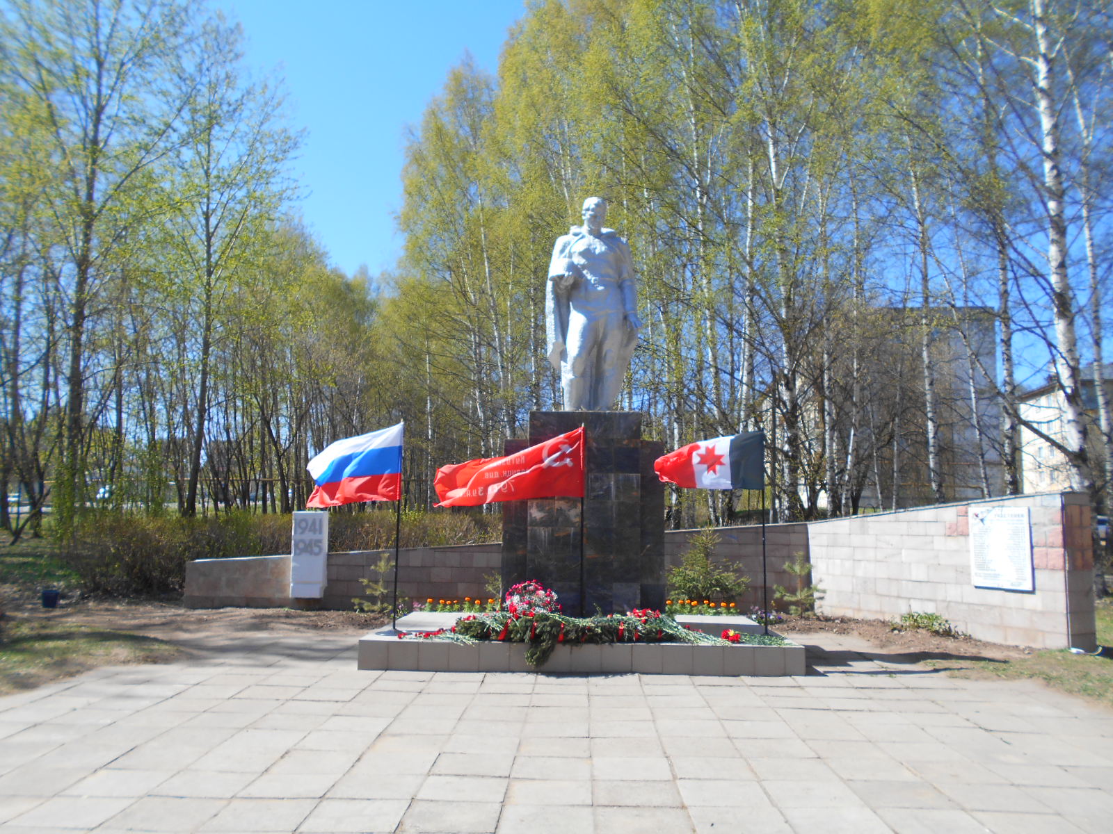 Первомайский поселок октябрьский. Село Октябрьский Завьяловский район. Село Октябрьский Завьяловский район памятник. Памятники Завьялово Удмуртия. Село Октябрьский, Завьяловский район, Удмуртская Республика.