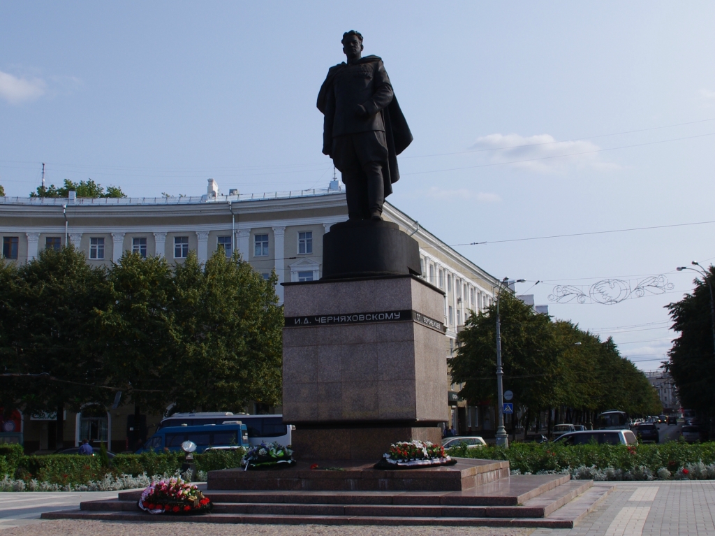 Памятник черняховскому в воронеже фото