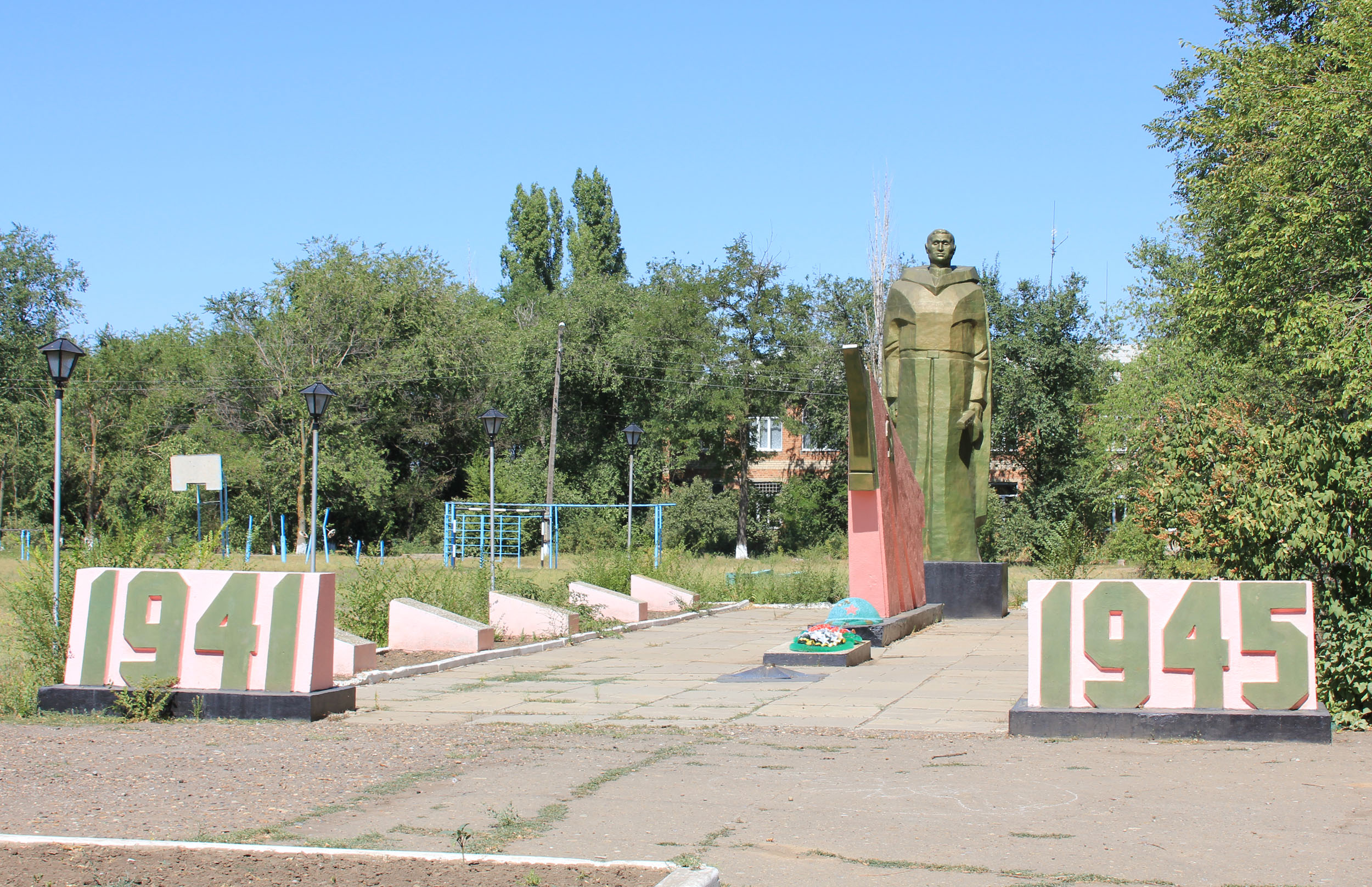 Дубовское ростовская область. Мемориал Семичный Дубовского района. Х Семичный Дубовский район Ростовской области. Хутор Семичный Волгоградская область. Мемориал Дубовский район Ростов.