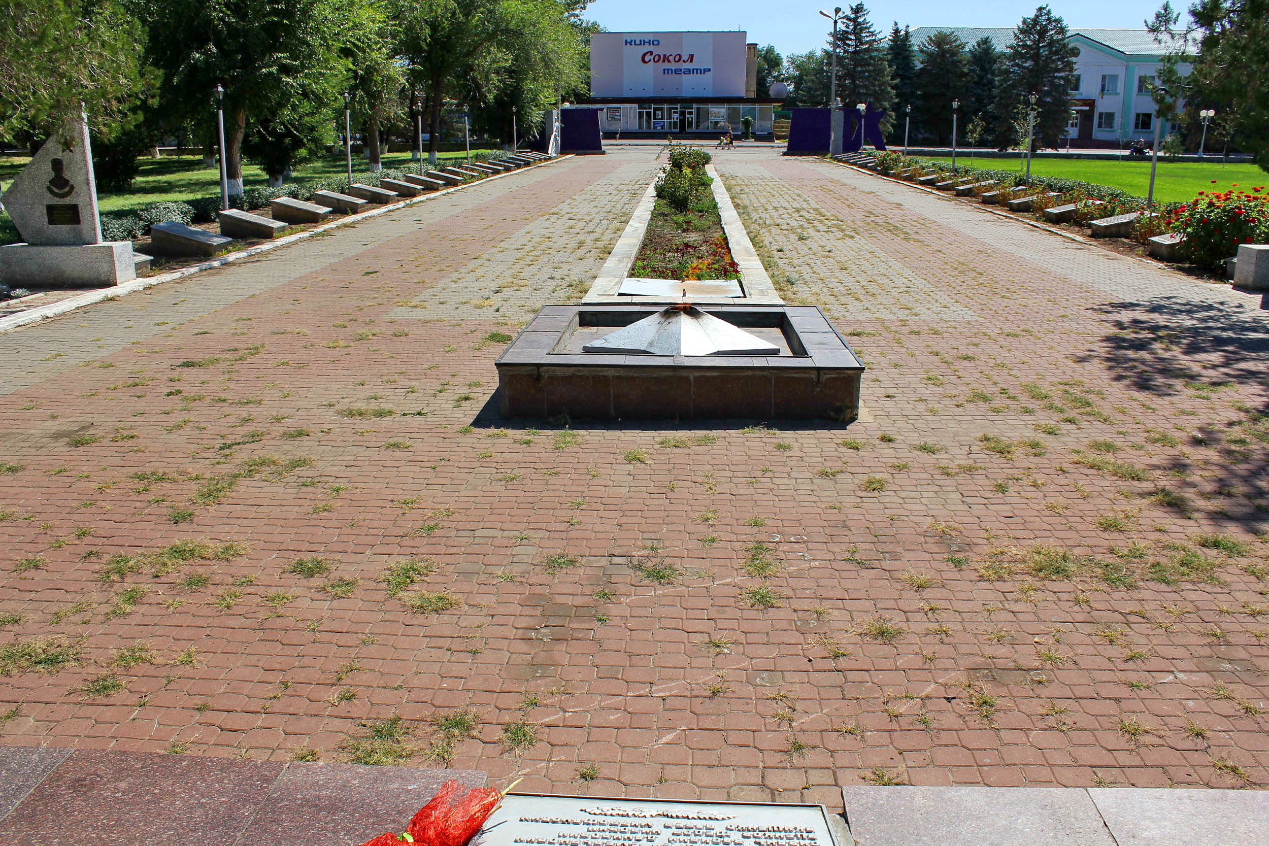 Погода ростовская область поселок. Мемориал павшим воинам Зимовники Ростовская. Ростовская область, Зимовниковский район, поселок Зимовники. Пос Зимовники Зимовниковский район Ростовская область. Памятники в поселке Зимовники.