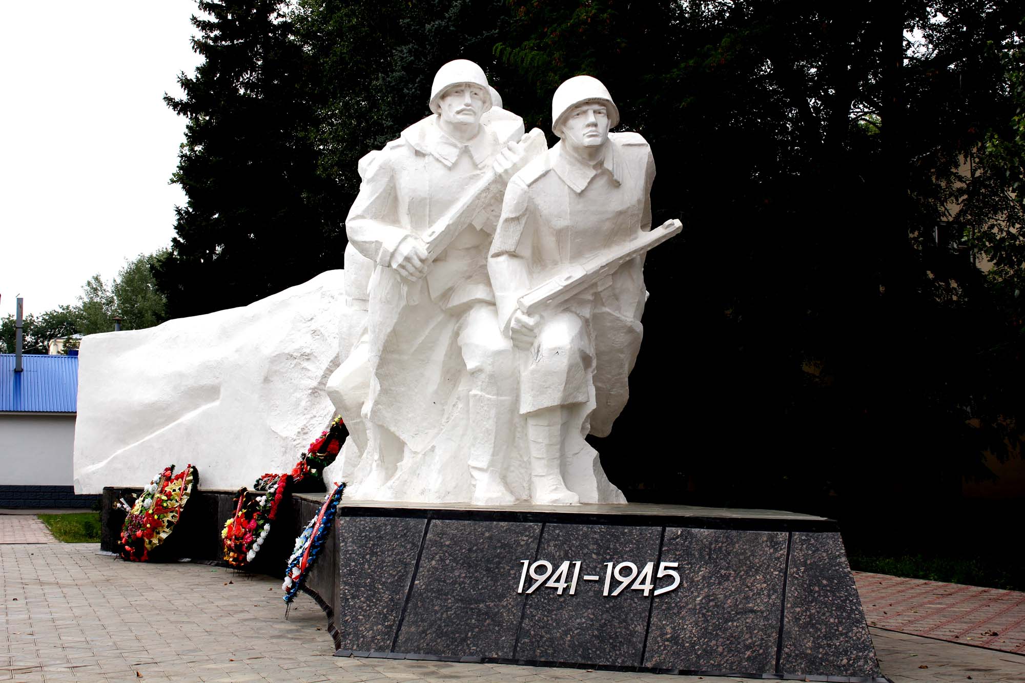 Памятники великой отечественной войне ростов. Мемориал павшим воинам Зерноград. Мемориал памятники Великой Отечественной войны 1941-1945. Ростов на Дону памятники ВОВ 1941-1945. Зерноград памятники Великой Отечественной войны.