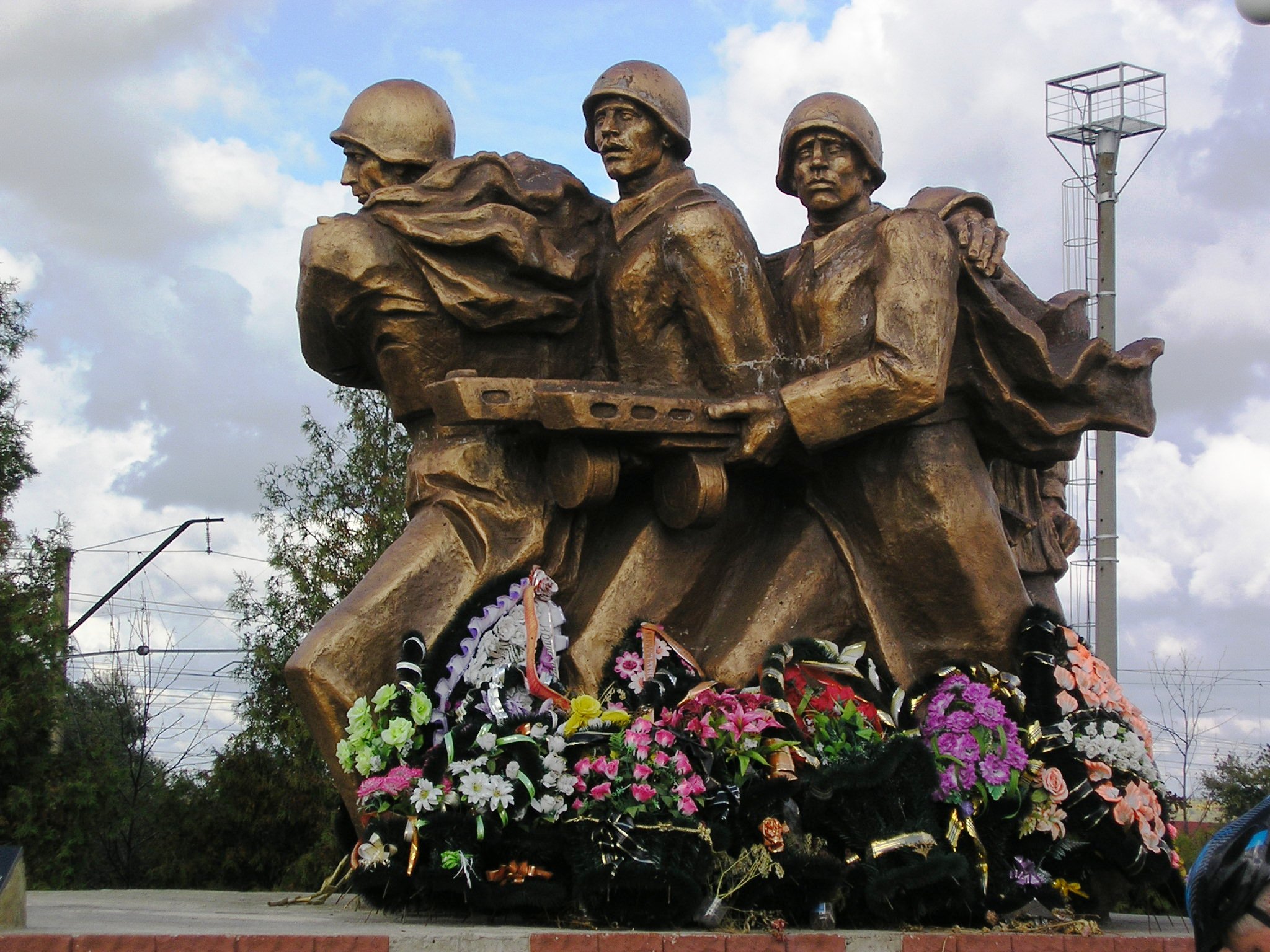 Памятник 3 солдатам. Золотухино Курская область памятники. Памятник в Золотухино Курской области. Памятники в п Золотухино Курской области. Скульптура четыре бегущих автоматчика в Золотухино.