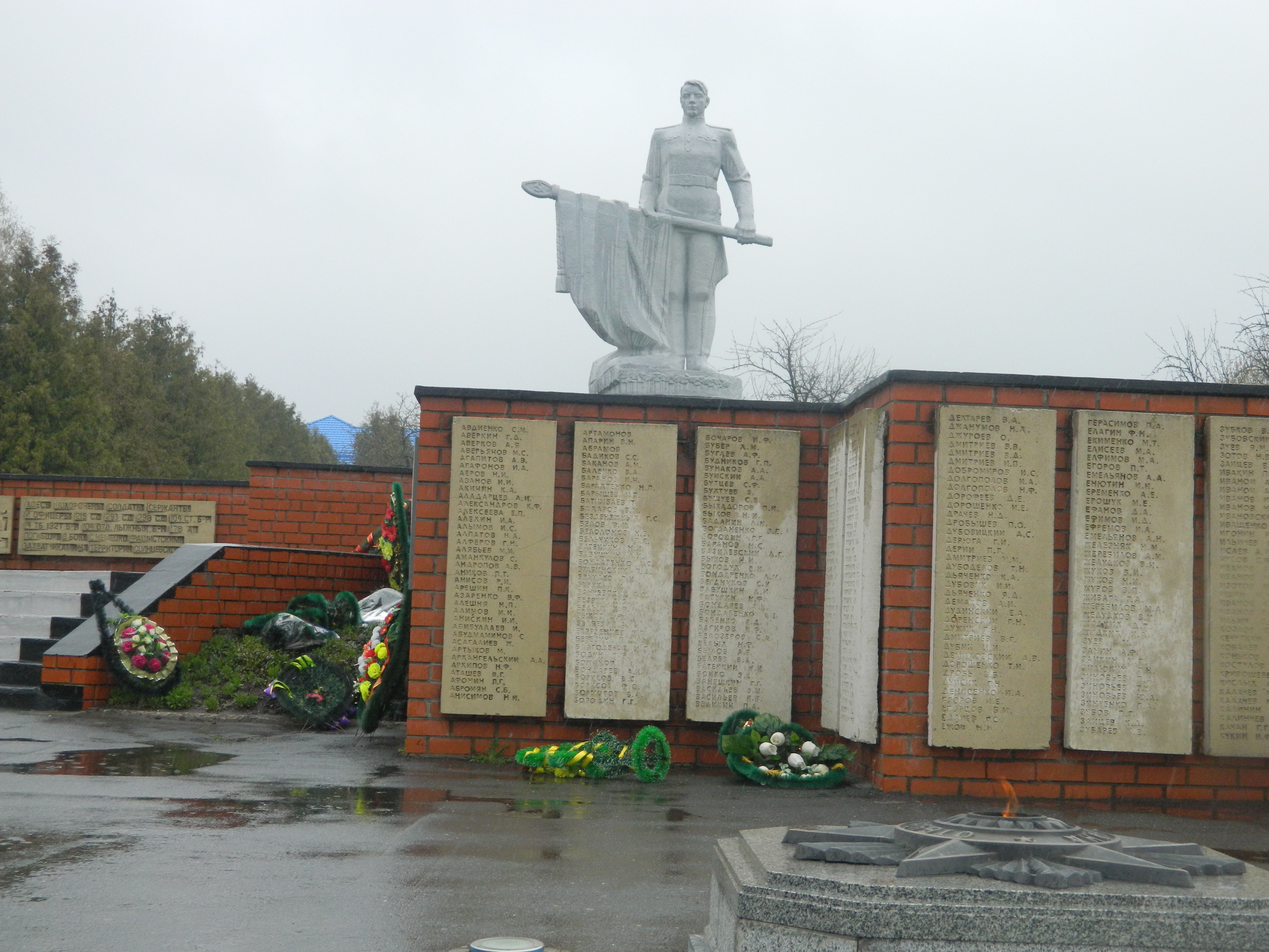 Погода в солнцево курской. Курская область поселок Солнцево. Достопримечательности поселка Солнцево Курской области. Братская могила Солнцево. Солнцевский район Курской области памятник погибшим в ВОВ.