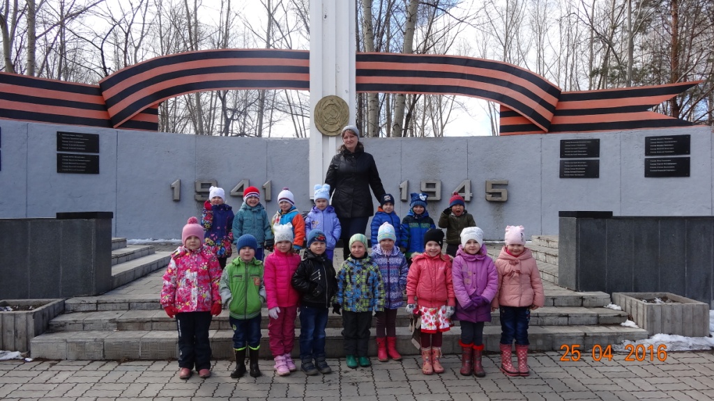 Поселок солнечный хабаровский. Площадь славы в Солнечном поселке Хабаровского края. Первая школа поселка Солнечный Хабаровский край. Детский сад 2 Солнечный Хабаровский край. Детский сад Аленушка Солнечный Хабаровский край.